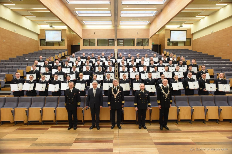 Zakończenie studiów I stopnia w Akademii Marynarki Wojennej - GospodarkaMorska.pl