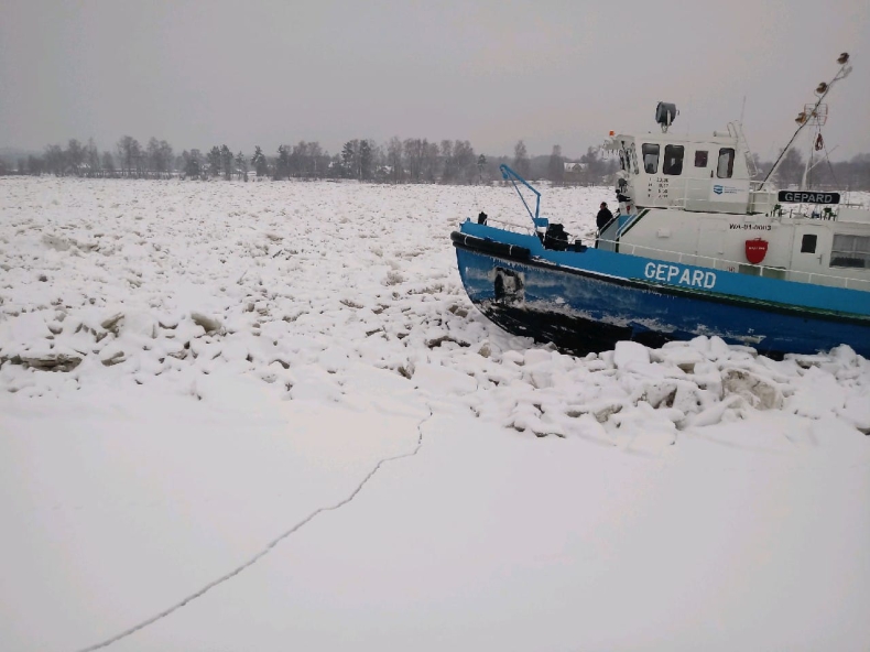 Niewiele zmienił się poziom Wisły, lodołamacze dopłynęły do zatoru - GospodarkaMorska.pl