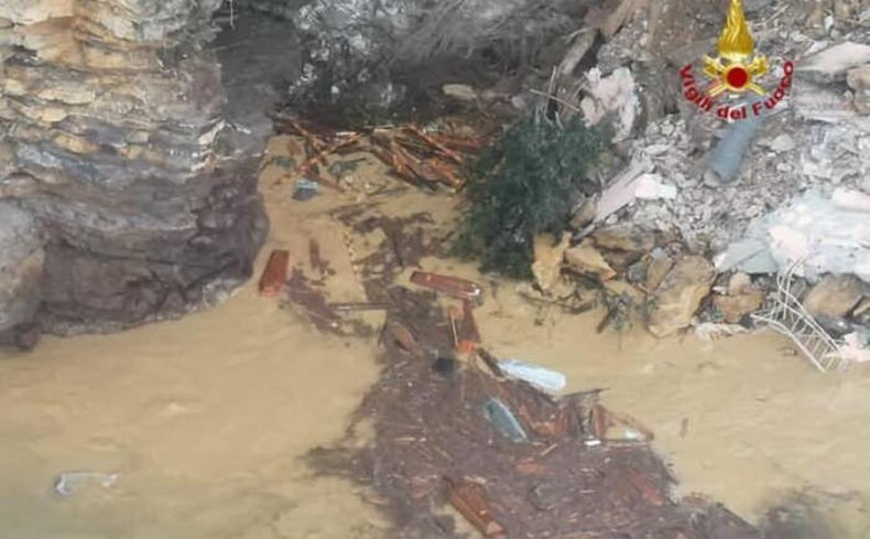 Włochy: Koło Portofino do morza runęła część cmentarza z trumnami - GospodarkaMorska.pl