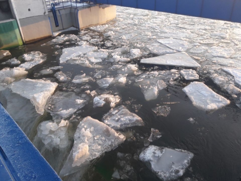Zator lodowy na wiślanym Zbiorniku Włocławskim przesuwa się w dół rzeki - GospodarkaMorska.pl