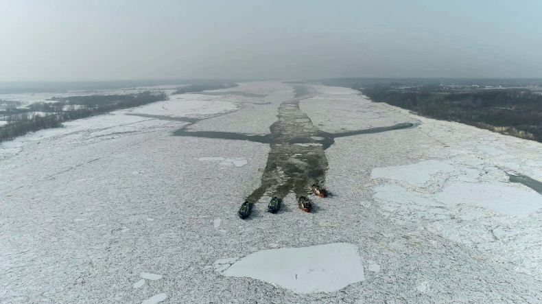 Na Wiśle lodołamacze dotarły do Popłacina - rośnie poziom rzeki w Wyszogrodzie i w Kępie Polskiej - GospodarkaMorska.pl