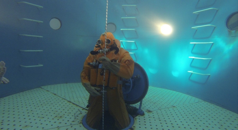 Załoga ORP Orzeł odbyła ćwiczenia ewakuacji z okrętu podwodnego  - GospodarkaMorska.pl