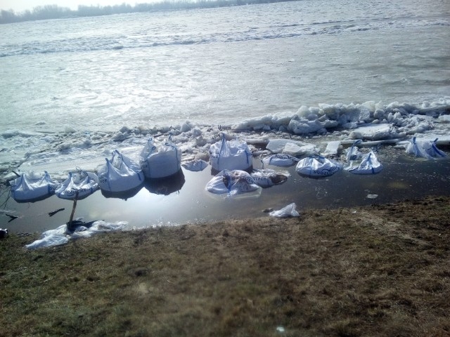 Lodołamacze przebiły się przez zator lodowy na Wiśle między Dobrzykowem a Kępą Polską - GospodarkaMorska.pl