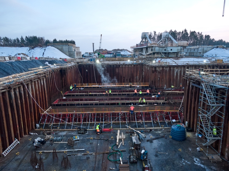 Kolejny etap budowy Kanału Żeglugowego przez Mierzeję Wiślaną - betonowanie płyty dolnej śluzy [foto, wideo - GospodarkaMorska.pl