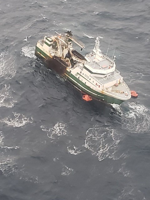 Nowa Szkocja: Międzynarodowy wysiłek w ratowaniu 31 członków załogi tonącego statku - GospodarkaMorska.pl