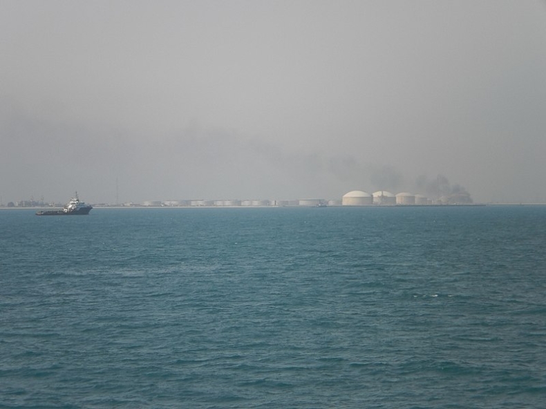 Arabia Saudyjska: Władze potwierdzają atak na port naftowy - GospodarkaMorska.pl