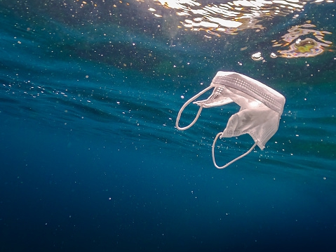 Filipiny: Zużyte maseczki na dnie oceanu, tony medycznych śmieci zanieczyszczają rafy - GospodarkaMorska.pl
