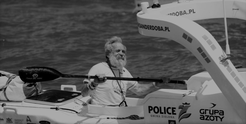 Aleksander Doba spoczął na cmentarzu w Policach. Podróżnika pośmiertnie odznaczono Krzyżem Oficerskim Orderu Odrodzenia Polski - GospodarkaMorska.pl