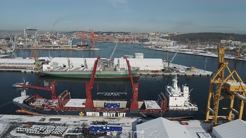 Skomplikowany załadunek generatorów w Porcie Gdynia - GospodarkaMorska.pl