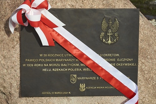 Odsłonięcie tablic poświęconych polskim marynarzom  - GospodarkaMorska.pl