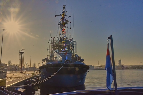 Uroczystość pierwszego podniesienia bandery na holowniku H-3 Leszko  - GospodarkaMorska.pl