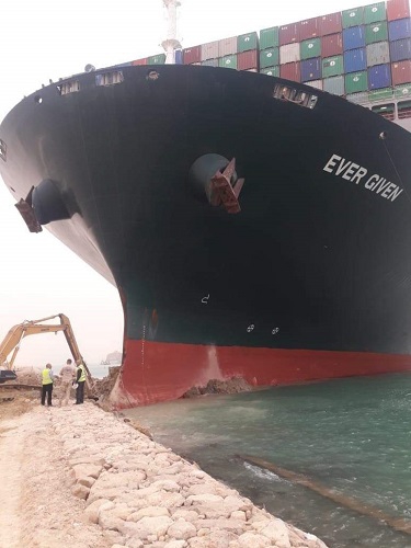 Egipt: Holowniki próbują przemieścić kontenerowiec blokujący Kanał Sueski - GospodarkaMorska.pl