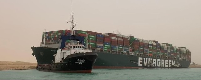 Egipt: Zły manewr kapitana prawdopodobną przyczyną utknięcia statku na Kanale Sueskim - GospodarkaMorska.pl