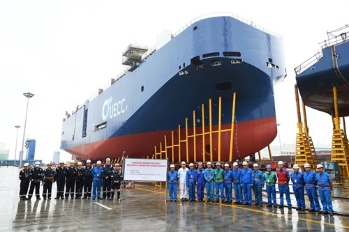 W Chinach powstaje pierwszy z trzech hybrydowych samochodowców zasilanych LNG. Będzie pływał w Europie - GospodarkaMorska.pl