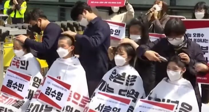 Korea Płd.: Studenci ogolili głowy w proteście przeciw uwolnieniu wody z Fukushimy do oceanu - GospodarkaMorska.pl