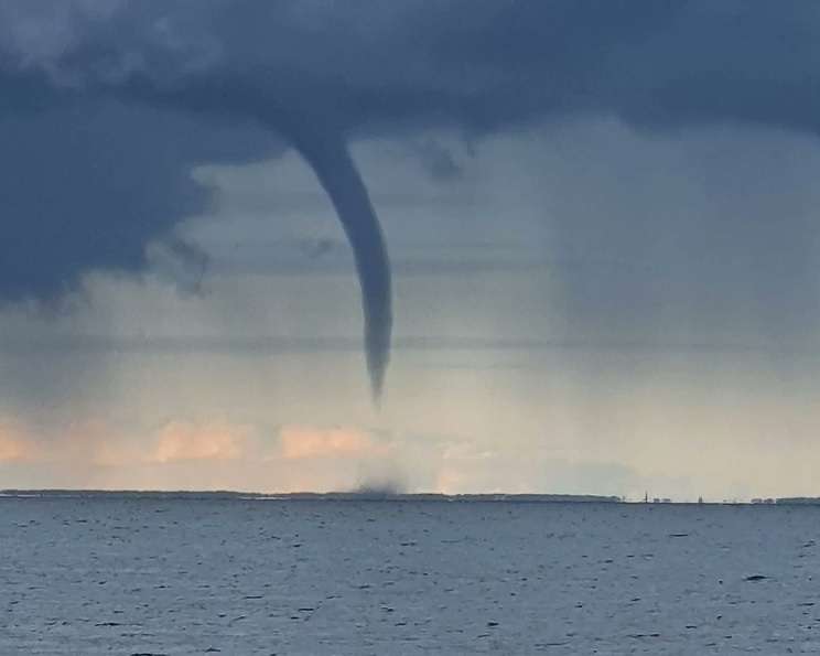 Trąba wodna nad Zatoką Pucką - GospodarkaMorska.pl