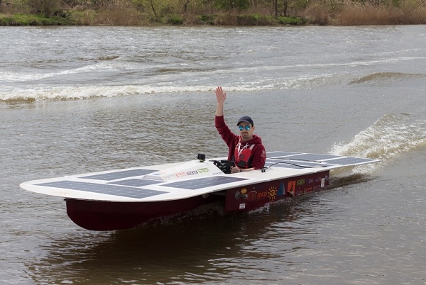 Łódź solarna studentów Politechniki Wrocławskiej przeszła pierwsze testy na Odrze - GospodarkaMorska.pl