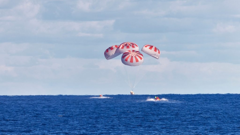 Na wodach Zatoki Meksykańskiej wodowała Kapsuła Dragon SpaceX  - GospodarkaMorska.pl