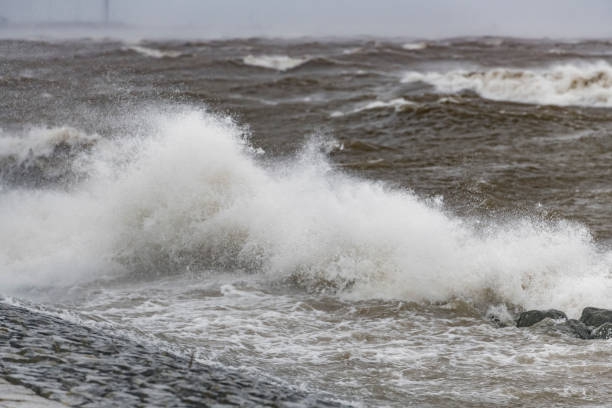 Majowy sztorm na szlaku Wielkich Jezior - ratownicy MOPR wzywani przez żeglarzy  - GospodarkaMorska.pl