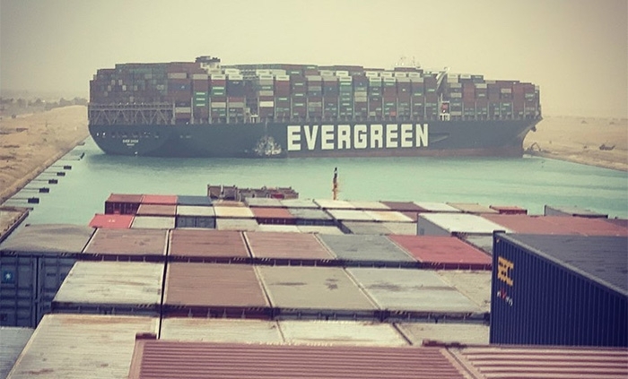 Skutki marcowej blokady Kanału Sueskiego wciąż odczuwalne na rynku żeglugowym - GospodarkaMorska.pl