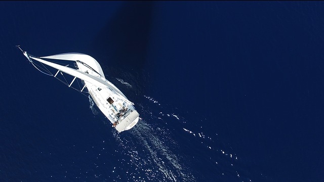 Australia: Pięć osób wyłowiono z oceanu po rozbiciu się ich jachtu - GospodarkaMorska.pl