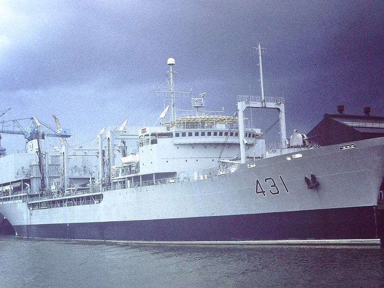 Iran: Po pożarze zatonął największy okręt marynarki wojennej - GospodarkaMorska.pl