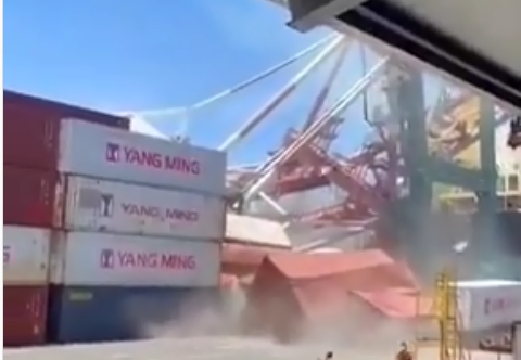 Tajwan. Dźwig zawalił się po zderzeniu statków w porcie w Kaohsiung [wideo] - GospodarkaMorska.pl