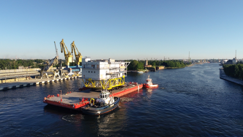 Mostostal Pomorze. Zobacz wypłynięcie 1000-tonowego giganta [wideo] - GospodarkaMorska.pl