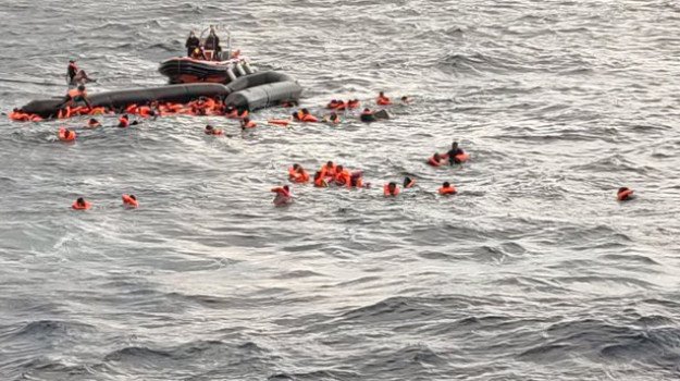 Włochy: 12 łodzi z migrantami przypłynęło na Lampedusę - GospodarkaMorska.pl