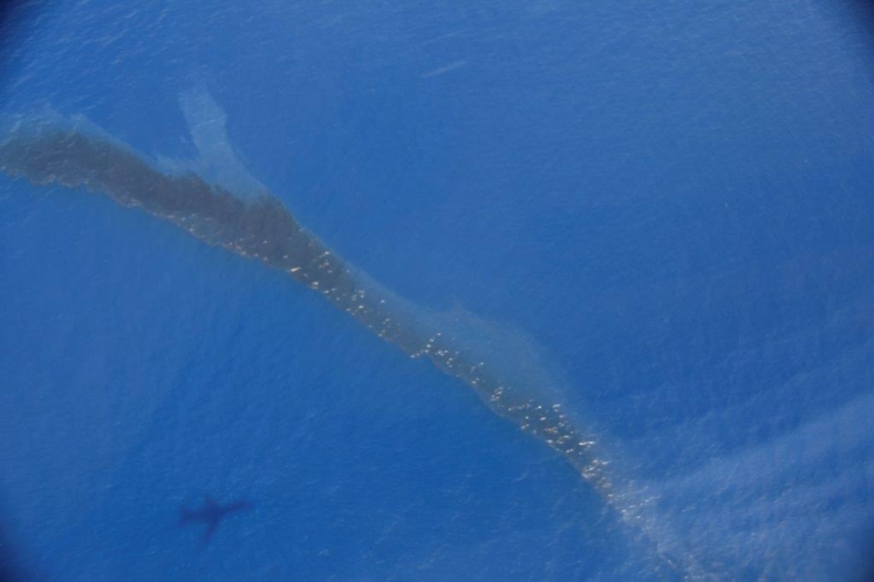 Francja: Marynarka wojenna usuwa ropę z wybrzeża Korsyki - GospodarkaMorska.pl