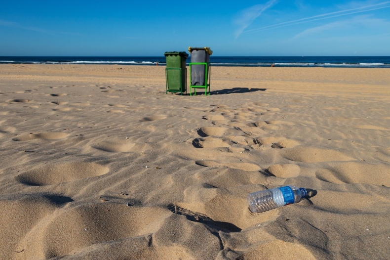 Jedzenie na wynos zaśmieca morza i oceany  - GospodarkaMorska.pl