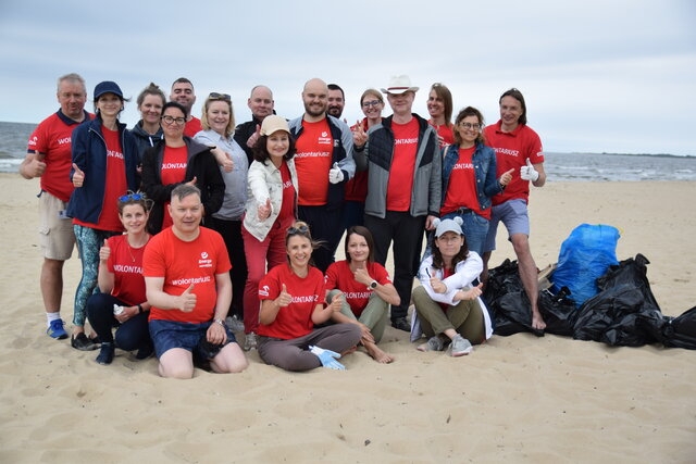 Wolontariusze Energi wysprzątali plażę w Sobieszewie [WIDEO] - GospodarkaMorska.pl