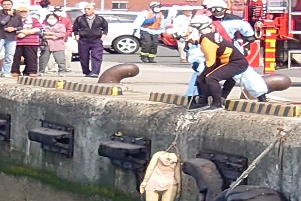 Japonia: Ekipy ratunkowe wezwane do „tonącej” gumowej lalki erotycznej - GospodarkaMorska.pl