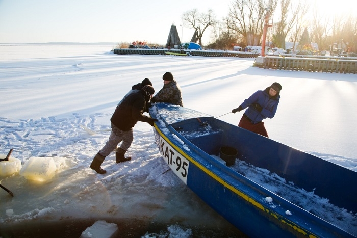 Fotograficzny zapis znikającego świata. Wystawa "Rybacy Zalewu Wiślanego - ginący fach? Fotografie Grzegorza Klatki" w Kątach Rybackich - GospodarkaMorska.pl