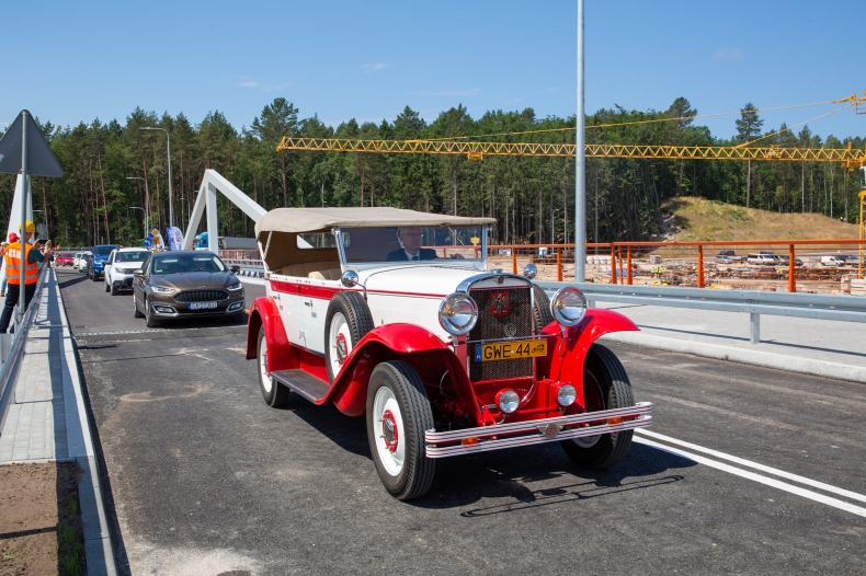 Pierwsze auta przejechały Mostem Południowym nad kanałem na Mierzei Wiślanej  [WIDEO] - GospodarkaMorska.pl