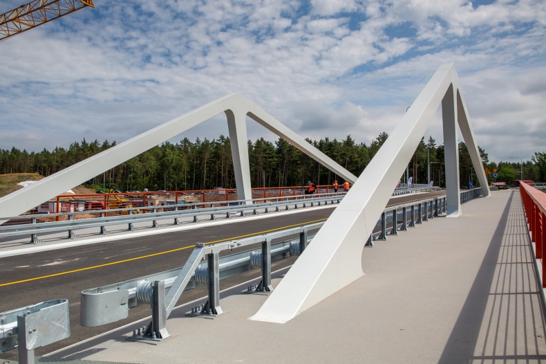 Mierzeja. Most Południowy nad kanałem żeglugowym już otwarty; bliźniaczy Most Północny jest scalany - GospodarkaMorska.pl