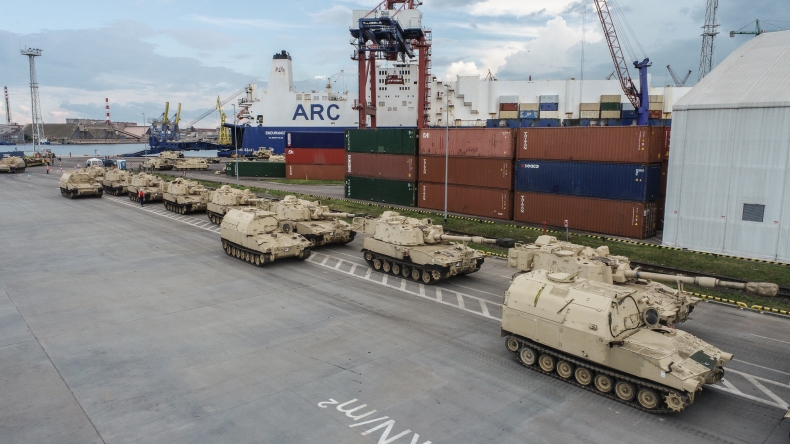 US Army już w Porcie Gdańsk. Zobacz ciężki sprzęt bojowy, który przypłynął z Teksasu [WIDEO, ZDJĘCIA] - GospodarkaMorska.pl