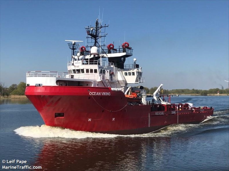 Włochy: Statek z 572 migrantami otrzymał zgodę na zawinięcie do portu na Sycylii - GospodarkaMorska.pl