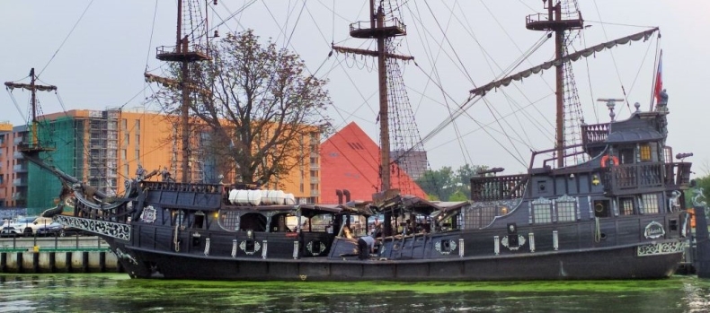 Kolizja statków na Motławie. Załoga "Czarnej Perły" pod wpływem alkoholu, są ranni [WIDEO, ZDJĘCIA] - GospodarkaMorska.pl