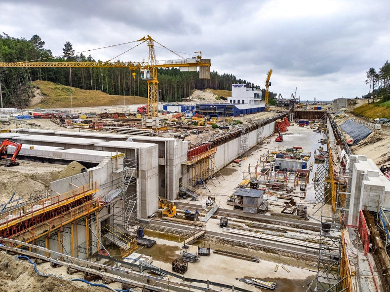 Pomorskie: Mężczyzna przygnieciony betonową płytą na terenie przekopu przez Mierzeję Wiślaną - GospodarkaMorska.pl