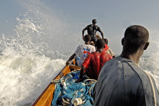 Włochy. 12 łodzi z migrantami przypłynęło na Lampedusę - GospodarkaMorska.pl