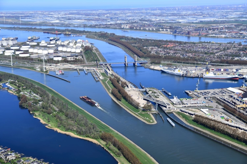 Port Rotterdam. Od roku dwa tankowce stoją przykute łańcuchami, załoga nie może zejść na ląd - GospodarkaMorska.pl