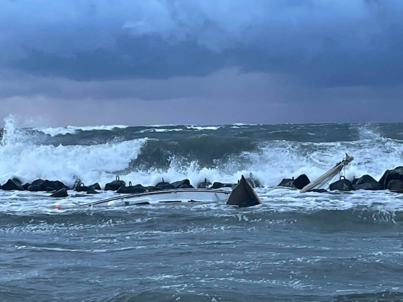 Niewielki niemiecki jacht rozbił się w Darłowie. Załodze nic się nie stało - GospodarkaMorska.pl