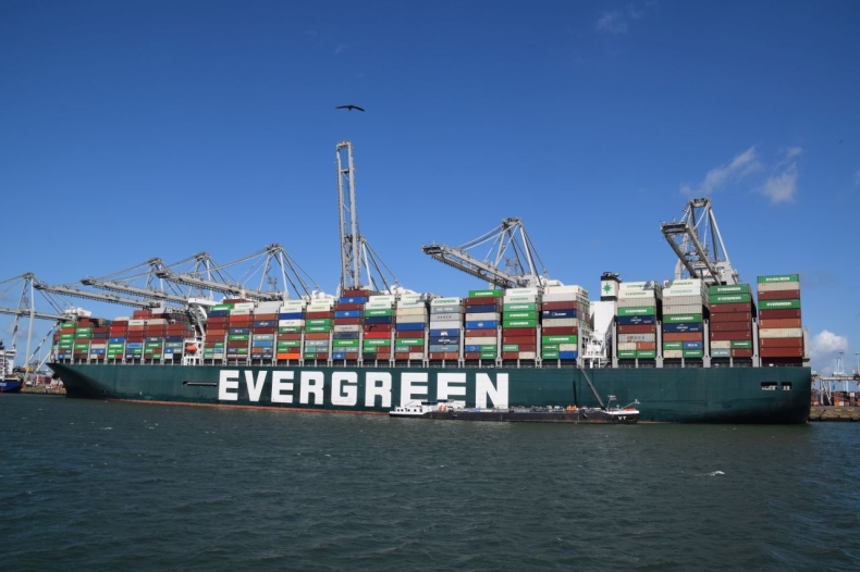Ever Given powrócił do Kanału Sueskiego [WIDEO] - GospodarkaMorska.pl