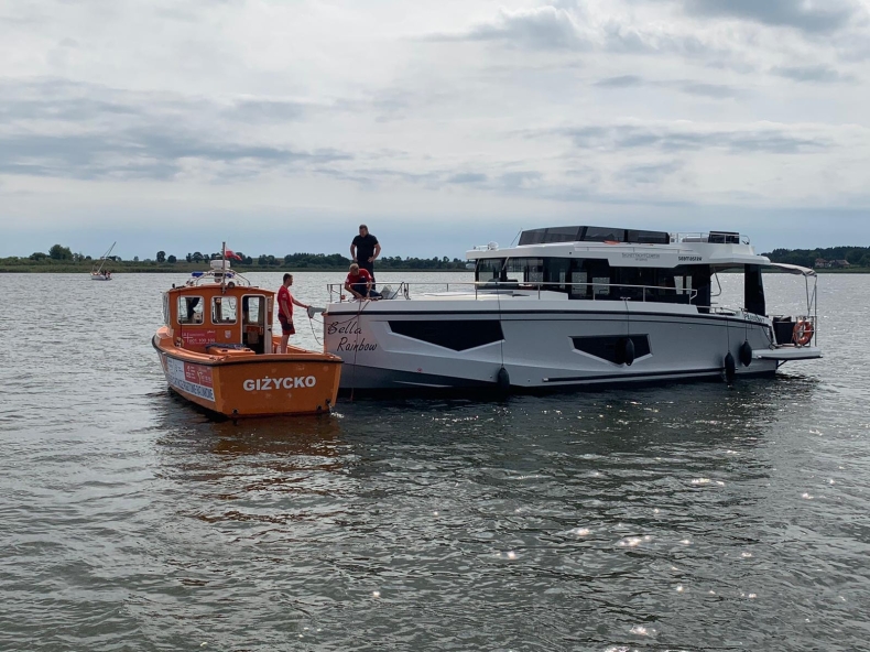 Kuter MOPR holował przez Szlak Wielkich Jezior trzykrotnie większą jednostkę - GospodarkaMorska.pl
