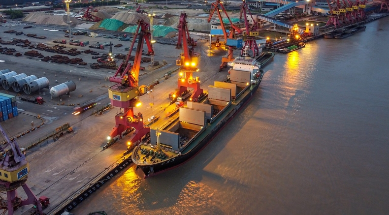 Trzy statki wpłynęły do zamkniętego terminalu w Ningbo - GospodarkaMorska.pl