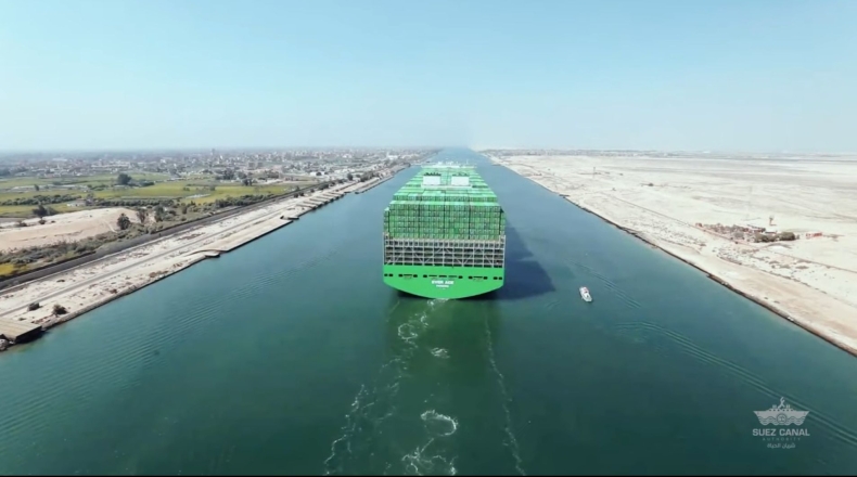 Największy kontenerowiec przepłynął przez Kanał Sueski [WIDEO] - GospodarkaMorska.pl