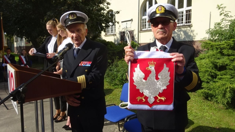 Białoczerwona ze srebrnym orłem. Replika bandery „Lwowa”  w Tczewie - GospodarkaMorska.pl