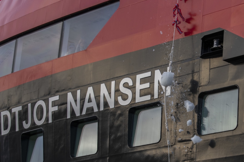 Hurtigruten ochrzcił nowy statek z napędem hybrydowo-bateriowym - GospodarkaMorska.pl