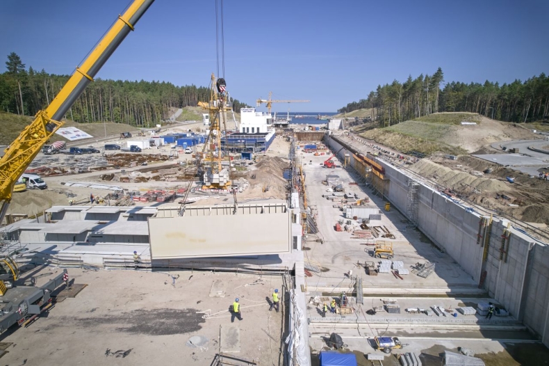 Przekop Mierzei Wiślanej wchodzi w kolejny etap. Trwa montaż pierwszej bramy do "serca" inwestycji [WIDEO, ZDJĘCIA] - GospodarkaMorska.pl